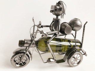 Kovový stojan na víno Motorkář na tříkolce